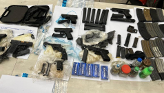 اللد: ضبط 9 مسدسات .. قنابل وذخيرة داخل خزانة كهرباء 